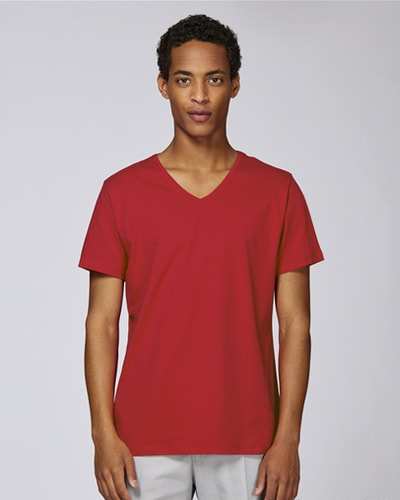 punainen v-neck t-paita