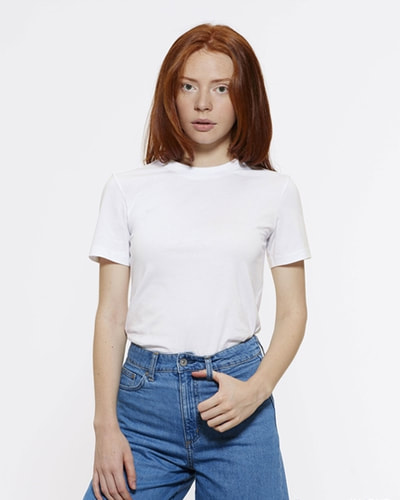 naisten valkoinen t-paita