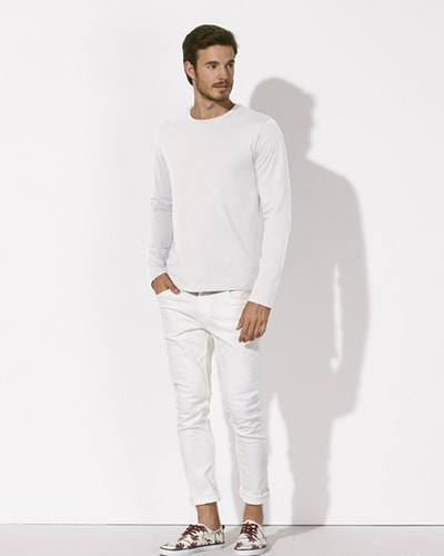 valkoinen pitkähihainen t-paita